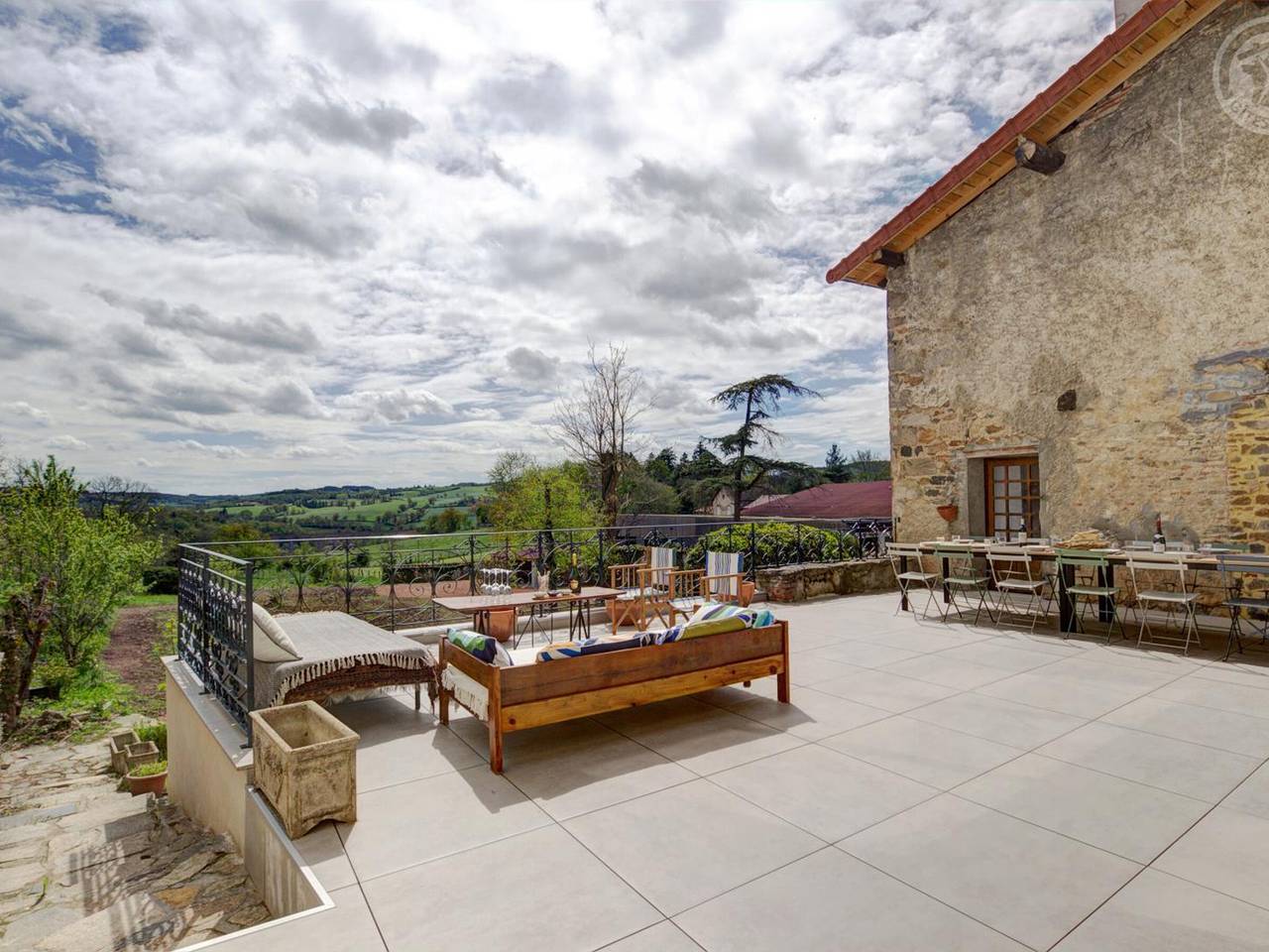Spacious townhouse with garden, terrace, and internet in Saint-Symphorien-de-Lay, Roanne region