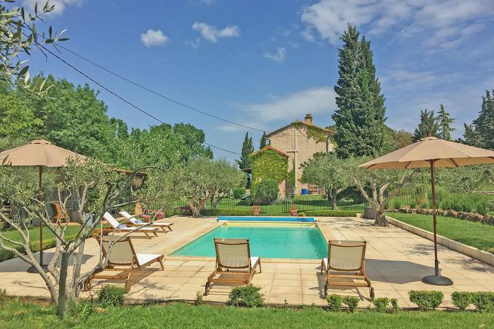 Location de vacances pour 12 personnes, avec jardin et terrasse à Gonfaron