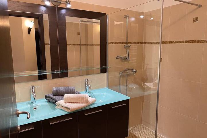 Gîte pour 6 personnes, avec terrasse dans Office De Tourisme De Saint Cyr Sur Mer - 4