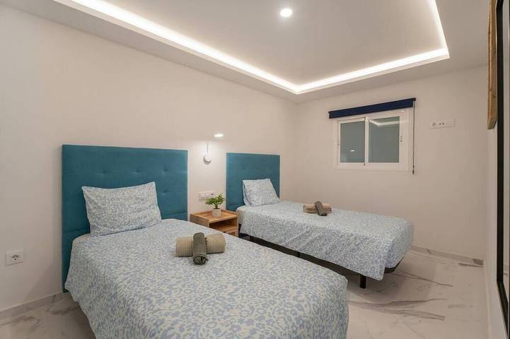 Ganze Wohnung, Modern Apartment with Pool Access in Los Cristianos, Arona