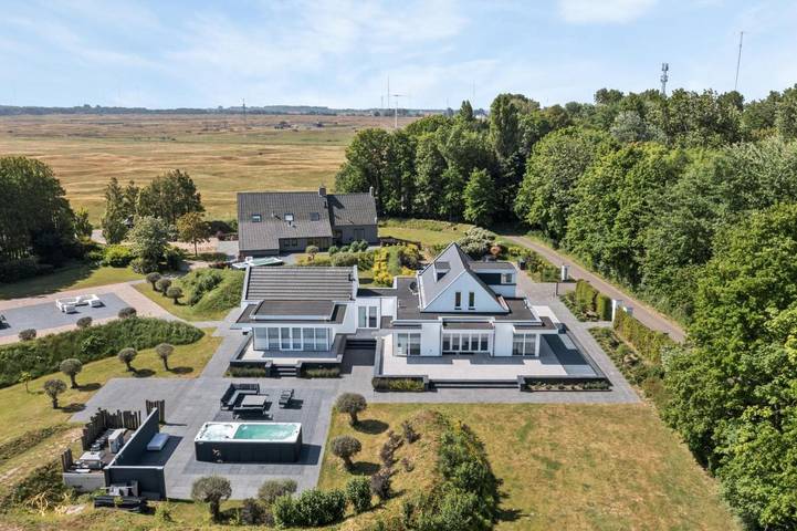 Villa voor 16 personen, with Whirlpool and Terras as well as Tuin and Sauna in Ouddorp