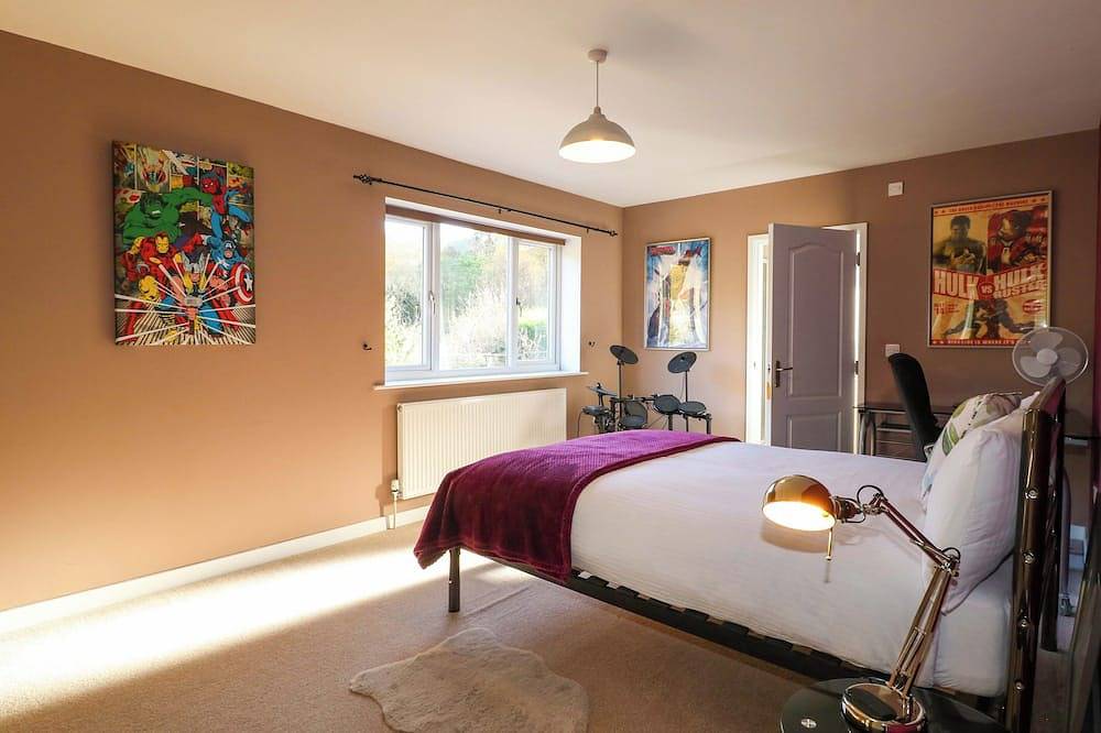 Five Acres, pet friendly, with hot tub in Chesterfield in Chesterfield, Derbyshire