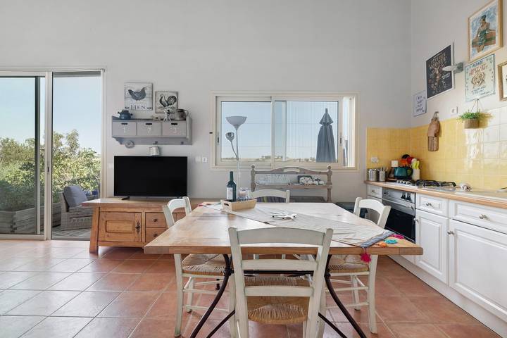 Holiday Home with Private Pool, Terrace, Stunning View, and Wi-Fi in Sainte-Camelle, Carcassonne region