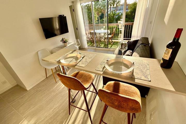 Gîte pour 3 personnes, avec piscine et balcon, adapté aux familles dans Plage de la Salis - 3