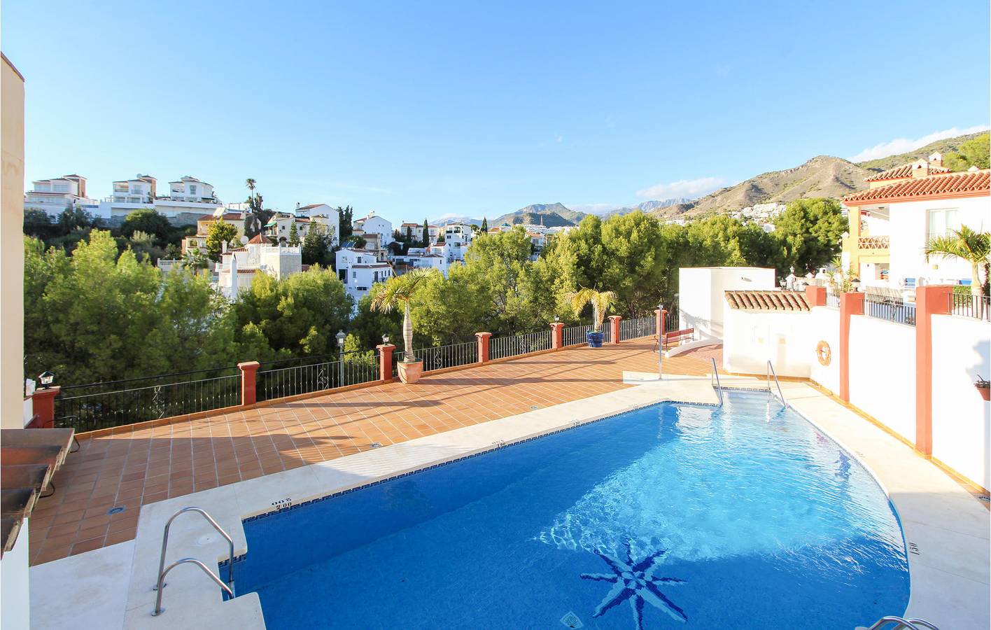 Apartamento vacacional entero, Apartamento con vistas al mar, terraza y piscina in Playa de Burriana, Nerja