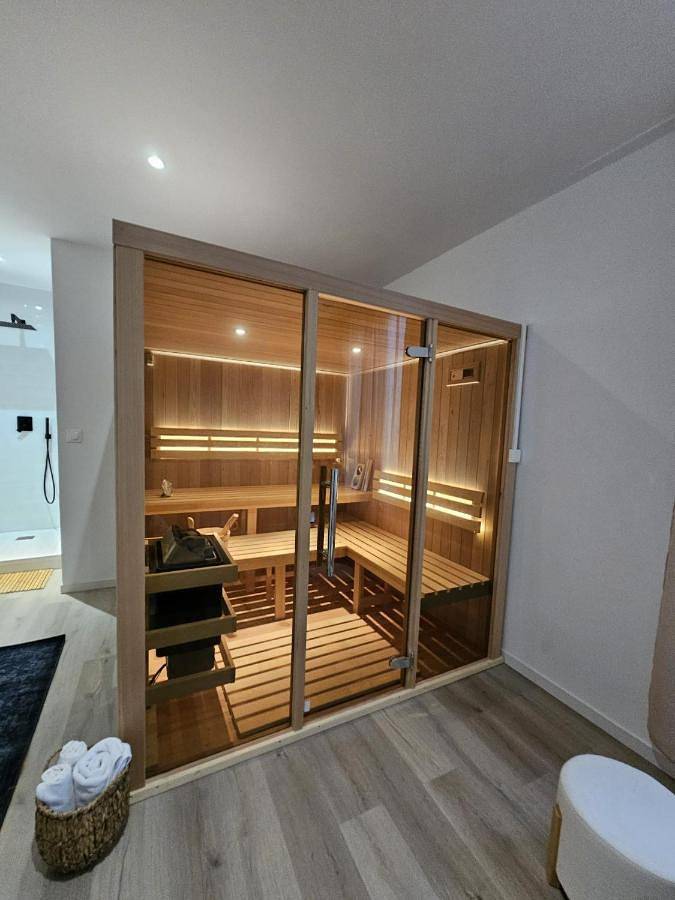 La Suite Arbane - chambre d'hôtes avec sauna chez le vigneron in Aÿ-Champagne, Parc naturel régional de la Montagne de Reims