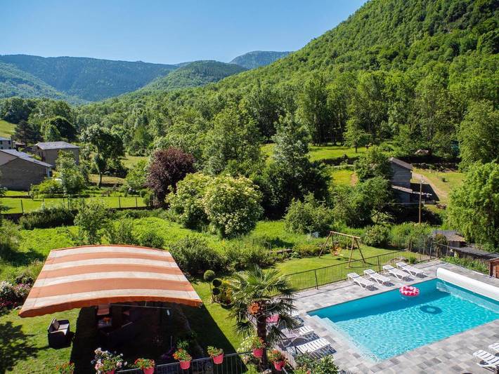 Location de vacances pour 4 personnes, avec vue ainsi que piscine et jardin à Miglos