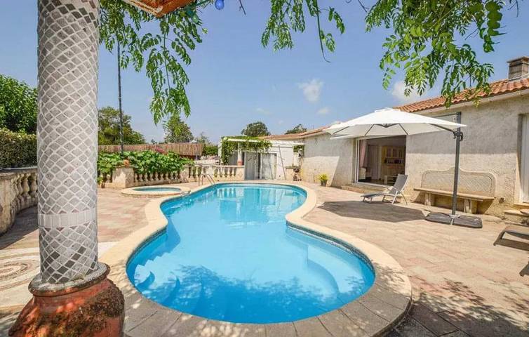Location de vacances pour 6 personnes, avec piscine et jardin, animaux acceptés à Aléria