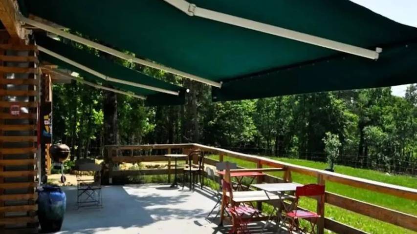 Gîte pour 15 personnes, avec jardin à Sorges