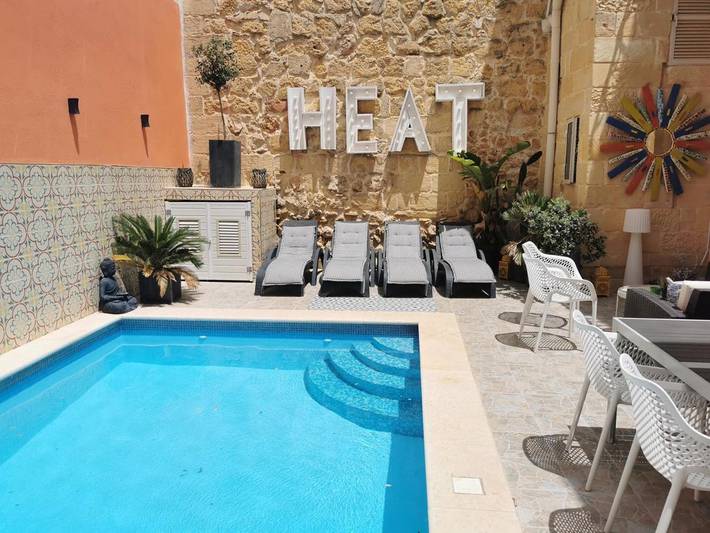 Chambre d’hôte pour 4 personnes, avec terrasse ainsi que piscine et vue dans Xaghra