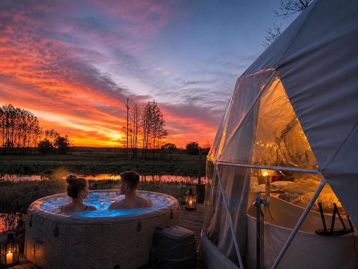 Domek letniskowy dla 4 osób, z Jacuzzi i Taras oraz Ogród i Basen w Mazowsze