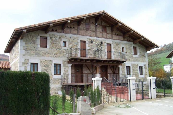 Casa de vacaciones para 11 personas, con jardín en Ulzamaldea