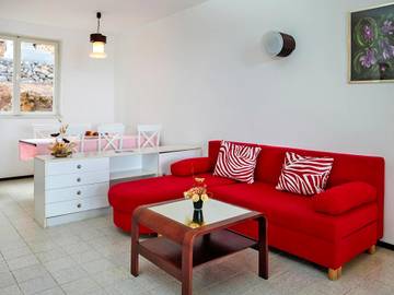 Vacation Rental for 6 Guests in Jelsa, Split-Dalmatia, Picture 1