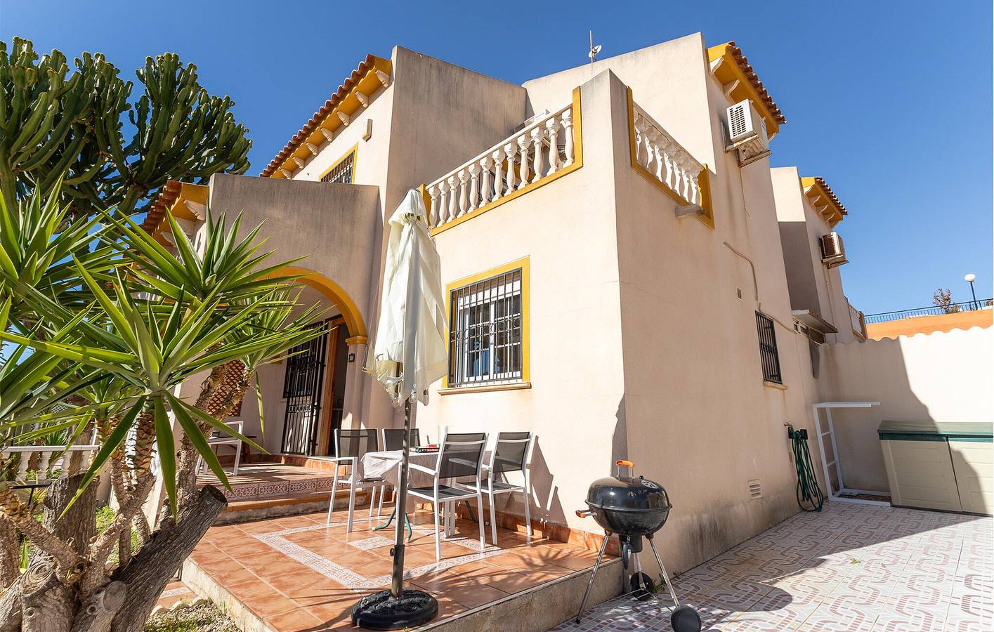 Apartamento junto a la playa con piscina y terraza, aparcamiento y aire acondicionado in Orihuela, Costa Blanca