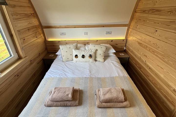 Large-Hot Tub-Cabin-Ensuite with Shower in Scottish Borders