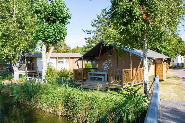 Tente pour 5 personnes, avec Terrasse et Jardin ainsi que Bassin pour enfant et Piscine à Vaux-sur-Mer
