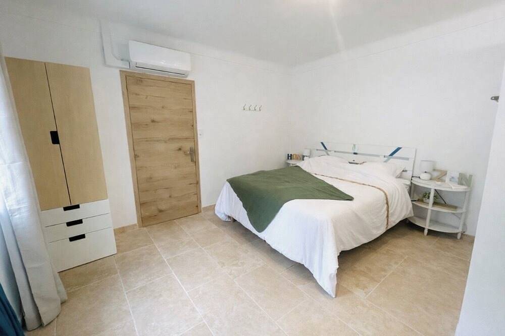 /New air-conditioned country house with heated indoor pool, Provence in Puyméras, Parc naturel régional du Mont-Ventoux