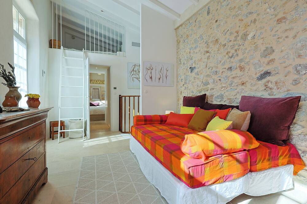Spectacular vaulted 7-bedroom house, 15 min from beach, 15 guests, Pet-Friendly! in Ollioules, Région de Toulon
