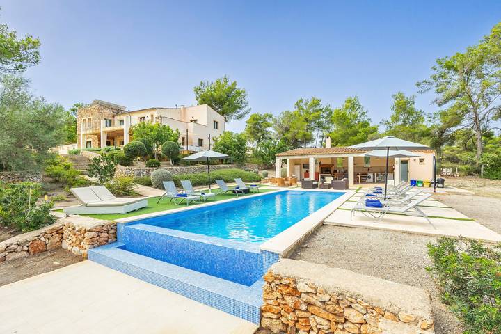 Villa 'Pins' con vistas a la montaña, Wi-Fi y aire acondicionado in Felanitx, Mallorca Sur