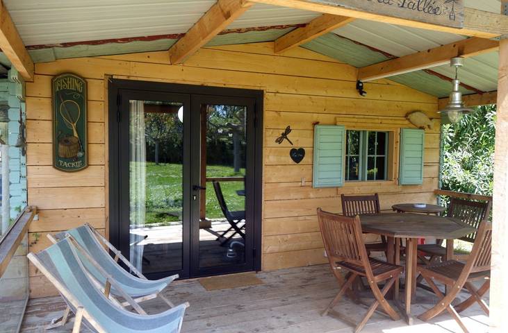 Gîte pour 2 personnes, avec terrasse ainsi que jardin et piscine, animaux acceptés