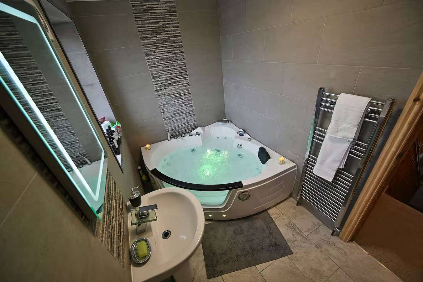 Elegant Cottage With Hot Tub in Manchester, Greater Manchester