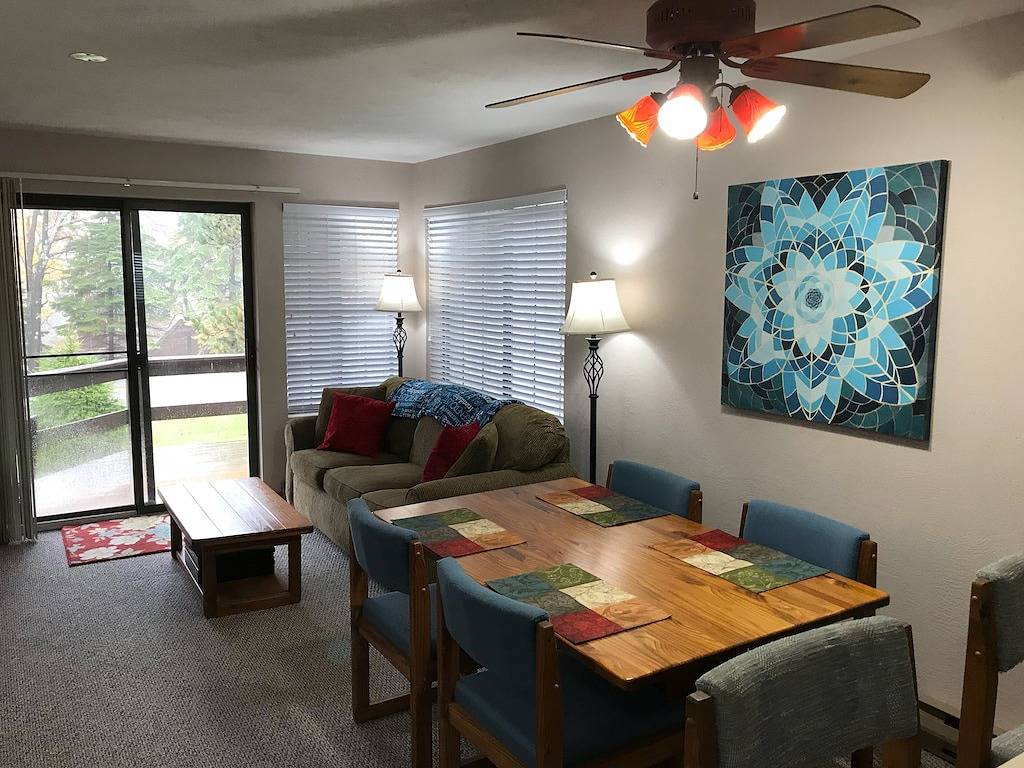 Ganze Wohnung, Eine gemütliche Eigentumswohnung im Herbst mit einer großartigen Aussicht auf das Hidden Valley Resort - familien- / kinderfreundlich in Hidden Valley, Pennsylvania