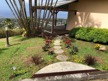 Gîte pour 3 personnes, avec vue et jardin à Gourbeyre