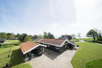 Ferienhaus für 8 Personen, mit Terrasse und Whirlpool in Mesinge