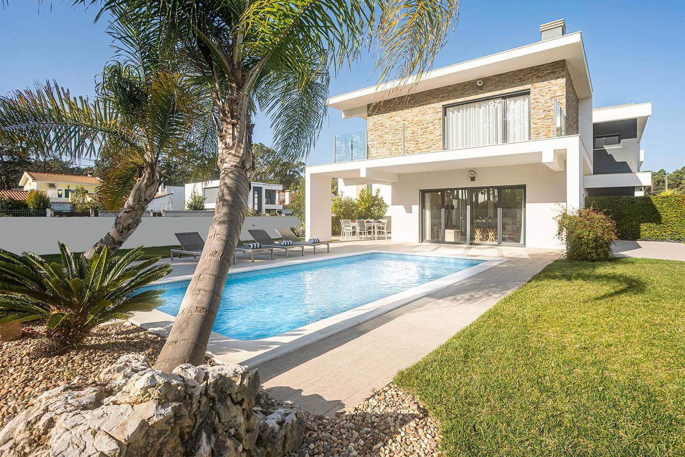Spacious Aroeira Villa | 4 Bedrooms | Villa Sassi | Beautiful Gardens | Well Furnished in Aroeira, Charneca de Caparica e Sobreda