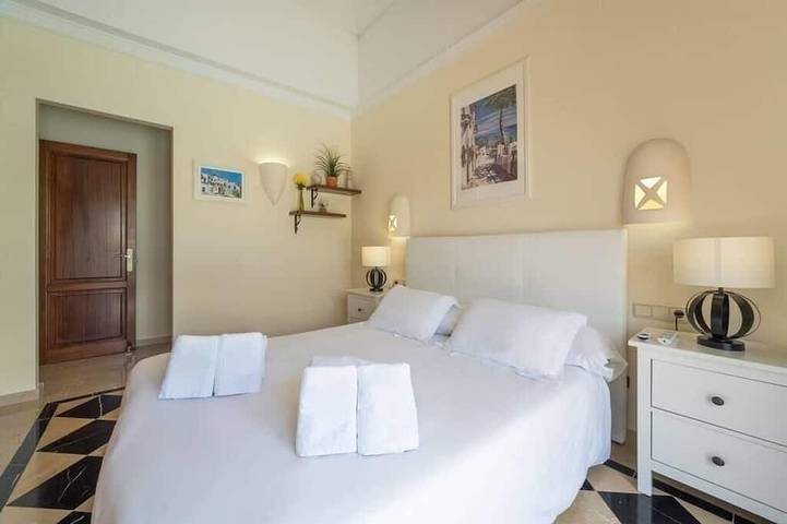 *Luxury Villa* | Heated Pool, Sea & Mountain Views - High Speed WIFI. in Montaña Roja, Yaiza