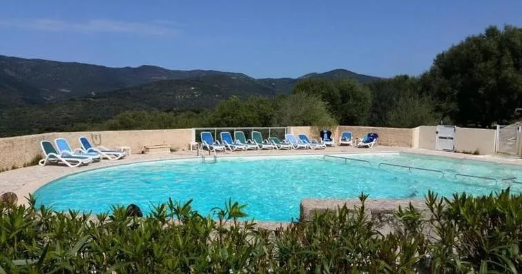 Casa de vacaciones para 4 personas, con jardín además de terraza y piscina - 1