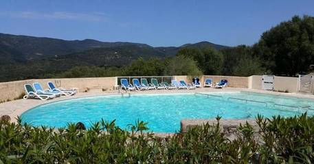 Gîte pour 4 personnes, avec piscine et jardin à Serra-di-Ferro