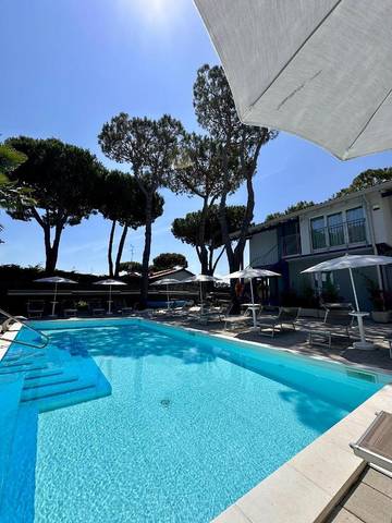 Location de vacances pour 2 personnes, avec piscine ainsi que vue et jardin à Lido delle Nazioni