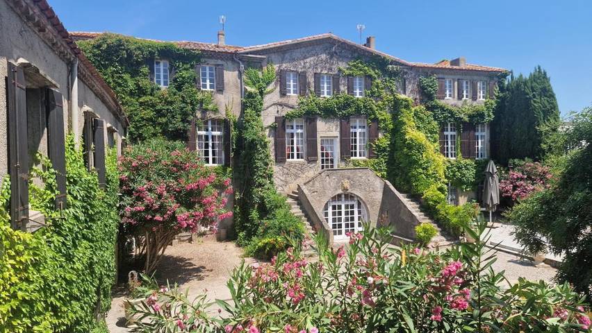 Location de vacances pour 28 personnes, avec Balcon et Jacuzzi ainsi que Terrasse et Jardin à Floure