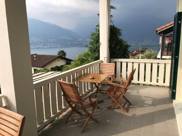 Ferienhaus für 6 Personen, mit Balkon und Terrasse sowie Garten und Seeblick in Piazzogna