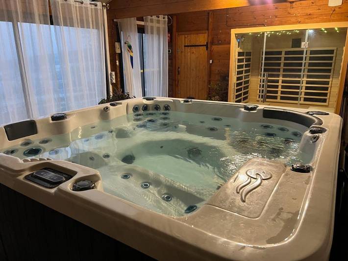 Location de vacances pour 8 personnes, avec Balcon et Terrasse ainsi que Jacuzzi et Jardin dans Bergesserin