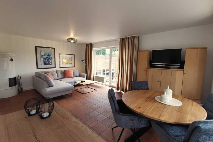 Ganze Wohnung, Ferienwohnung im Erdgeschoss mit eigenen Terrassenzugang im Herzen von Morsum in Sylt-Ost, Sylt (Gemeinde)