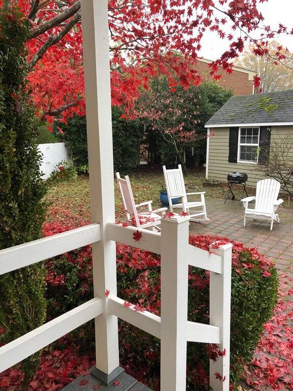 Cottage im historischen Yorktown (ehemals Galerie von Nancy Thomas, Volkskünstlerin) in Yorktown (Virginia), Virginia