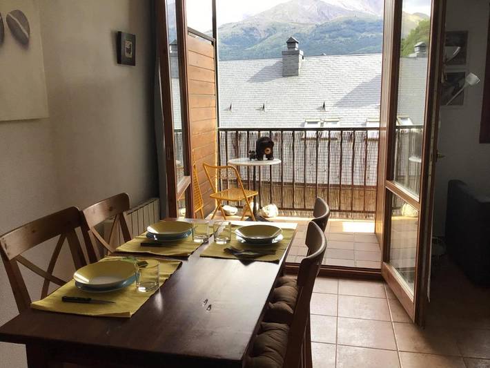 Apartamento para 5 personas, con vistas además de jardín y piscina en Escarrilla