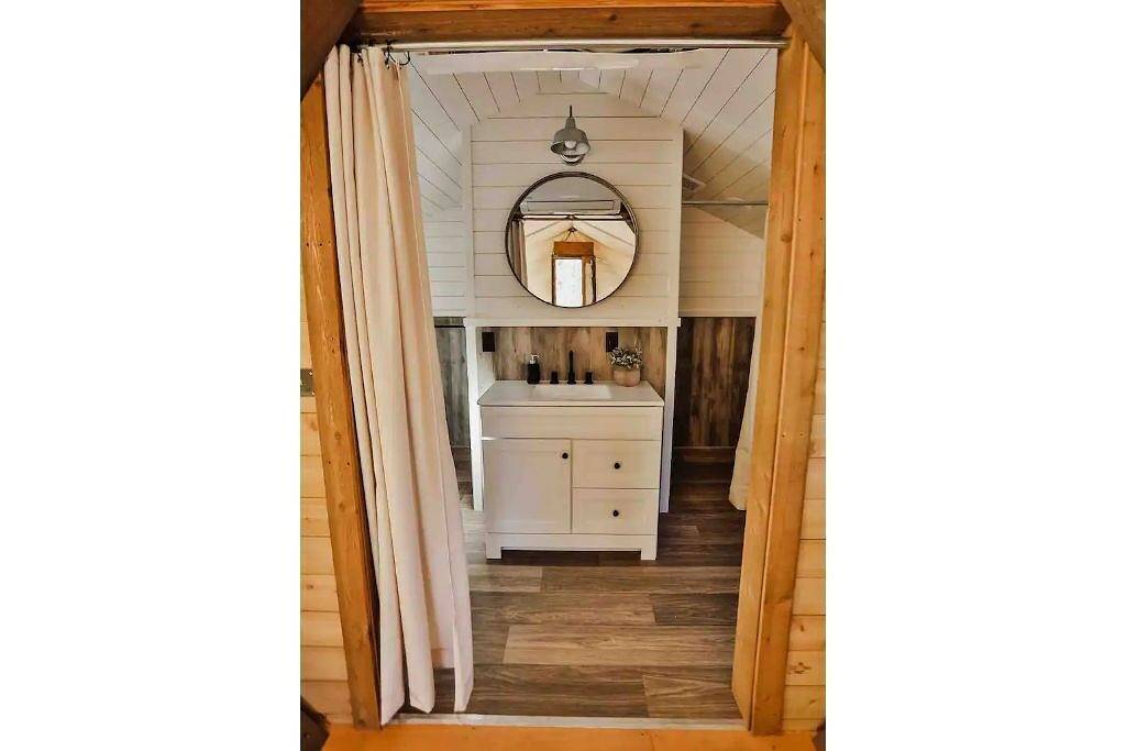 Waterfront Glamping Suite w Private Deck #3 in Kanab, Grand Staircase Escalante National Monument