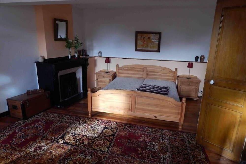 Maison de campagne confortable  avec un cour confortable et un jardin ombragé in Alaigne, Région de Limoux