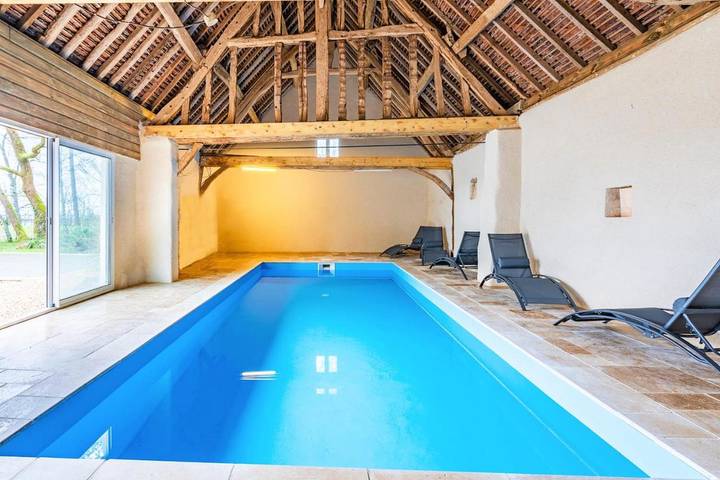 Cottage pour 30 personnes, avec piscine ainsi que terrasse et jardin, animaux acceptés dans Les Menus
