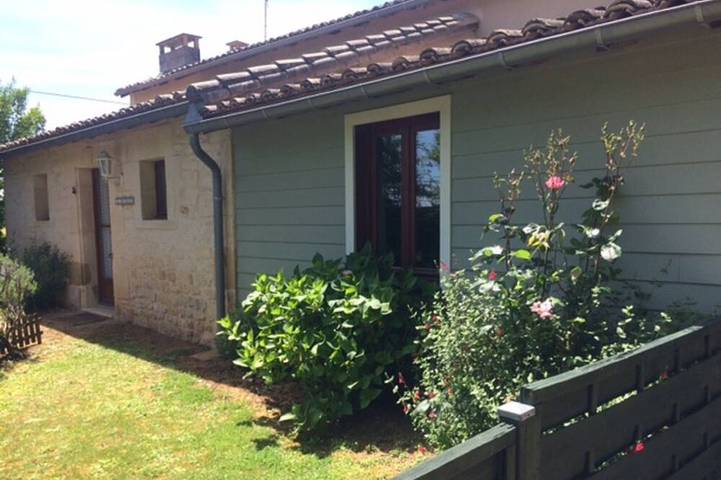 Gîte pour 4 personnes, avec Terrasse ainsi que Jardin et Piscine