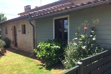 Gîte pour 4 personnes, avec jardin et piscine à Sauzé-Vaussais