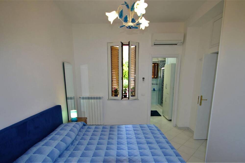 Apartamento entero, Muy bonita casa con gran terraza y vistas al mar a tan sólo 6 km de Positano in Praiano, Costa Amalfitana
