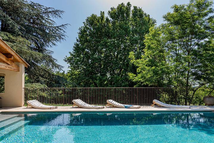 Gîte pour 2 personnes, avec terrasse ainsi que jardin et piscine à Saint-Just-d'Ardèche