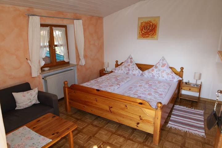 Ganze Ferienwohnung, Ferienwohnung Hell Claudia - Ferienwohnung- 2 Pers, 30 qm, Wohn-/Schlafbereich, Balkon in Schleching, Bayerische Alpen