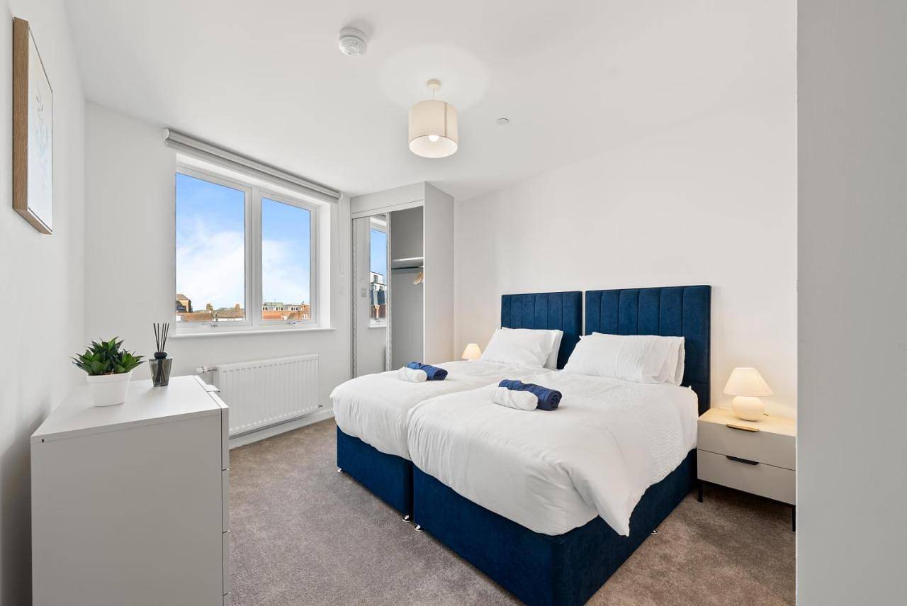 Entire apartment, Luxury 2Br Staines 12 Mins to Heathrow & Thames in Spelthorne, Colne Valley Park