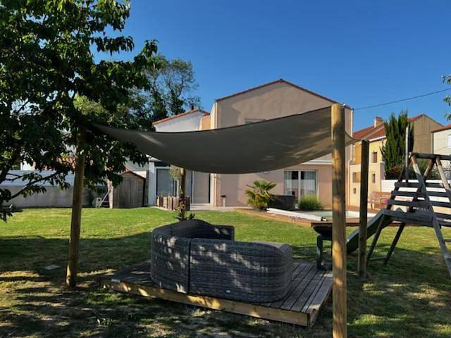 Four-Bedroom House in Saint-Aignan-Grandlieu, Région de Nantes