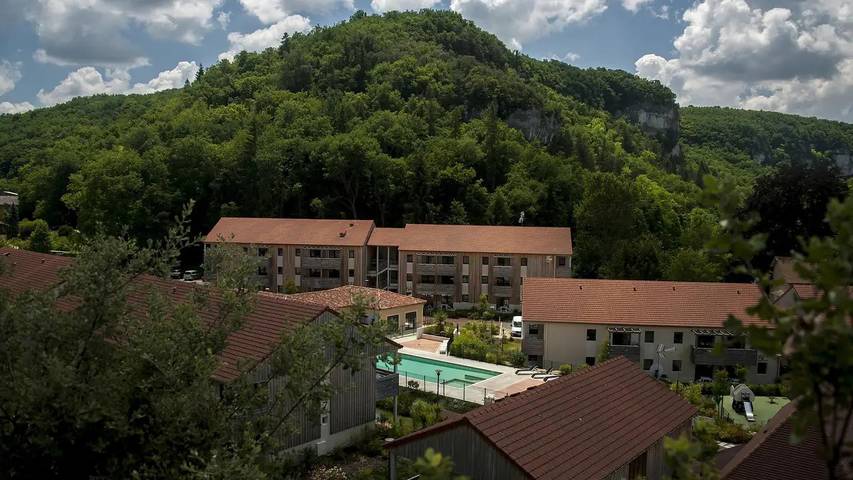Gîte pour 3 personnes, avec piscine à Les Eyzies-de-Tayac-Sireuil